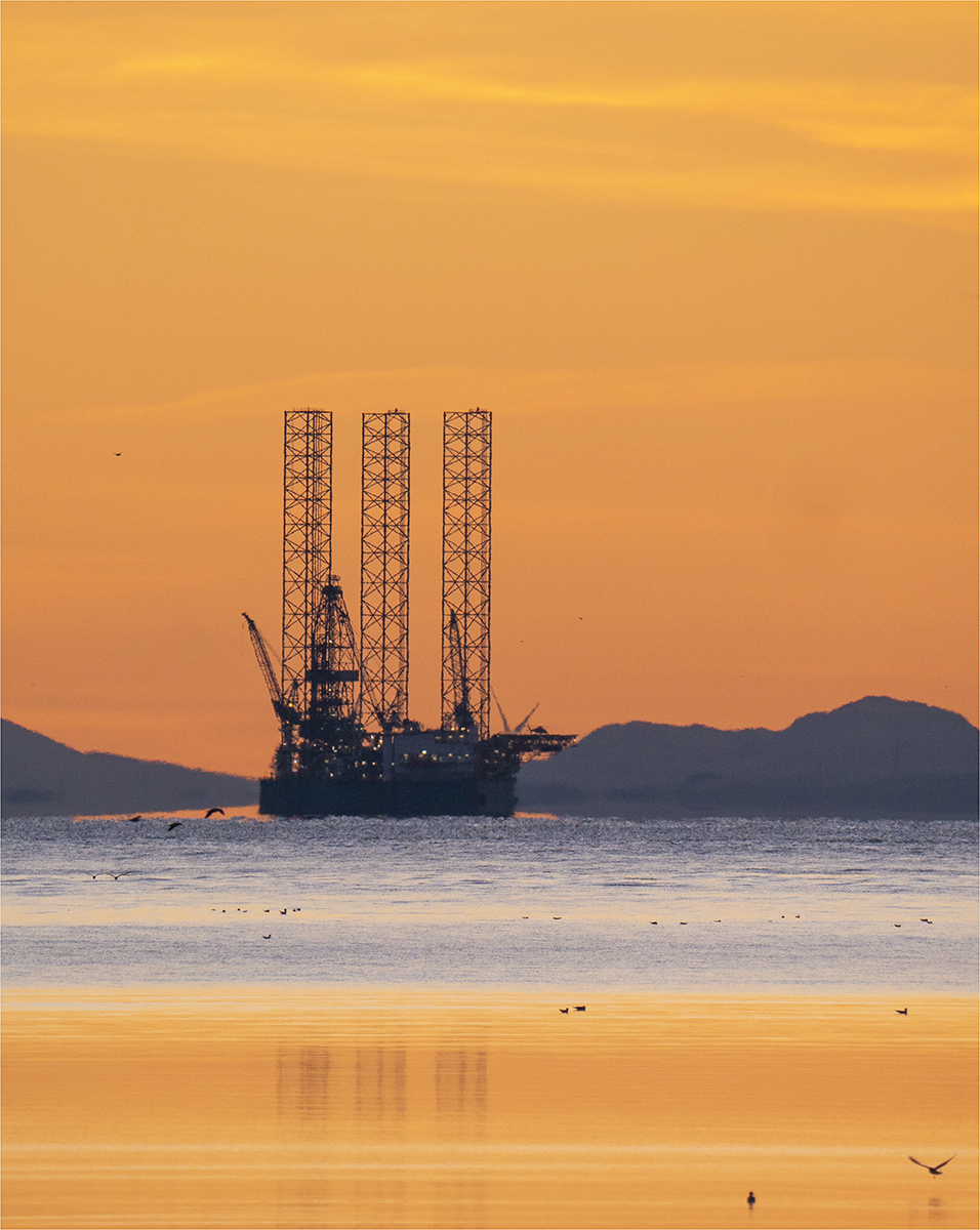 Gas Rig Sunset by Andy Ogilvie — Score: 13 pts