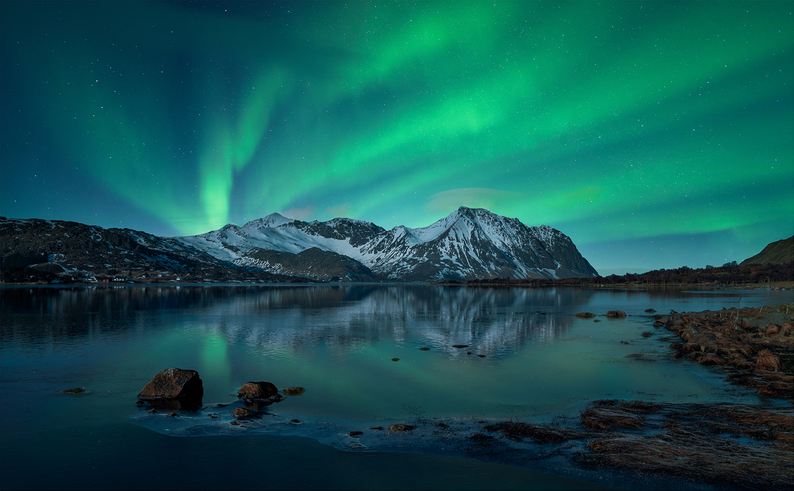 Aurora Over Lofoten by Gordon Watson — Score: 19 pts