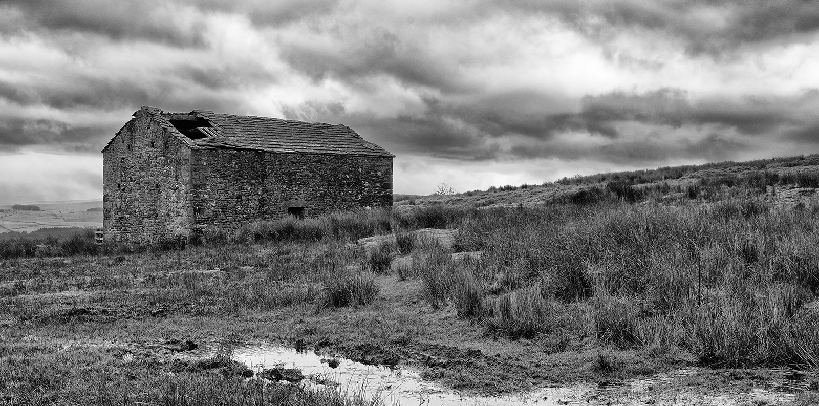 Bowland Barn by Ian Mulroy — Score: 16 pts