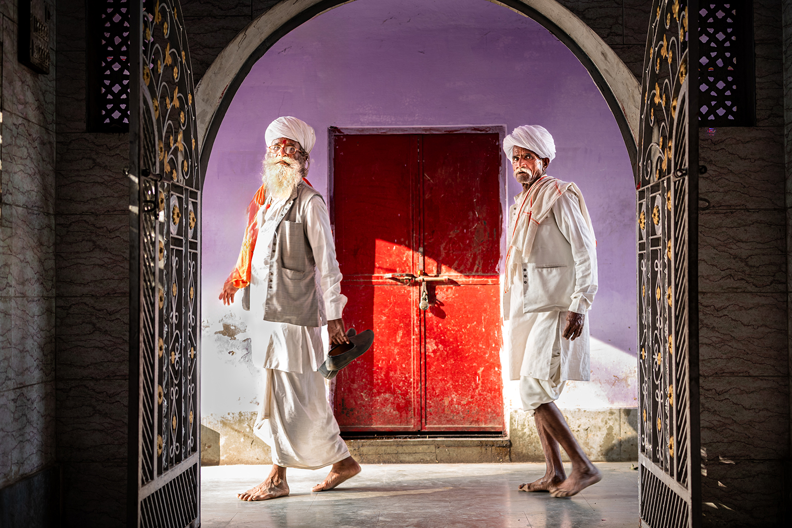 A Passing Glance by Elaine Cook — Score: 16 pts